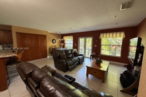 Casa en venta en Miami, Florida, 5 dormitorios, 291.71 m2 № 2027645 - foto 11