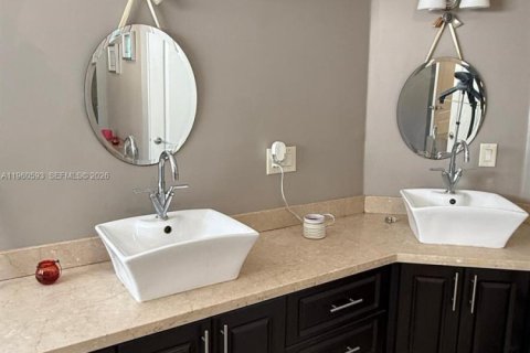 Casa en venta en Miami, Florida, 5 dormitorios, 291.71 m2 № 2027645 - foto 19