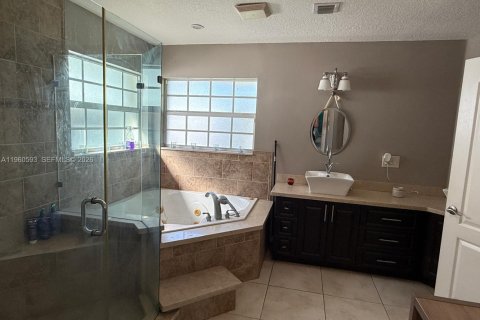 Casa en venta en Miami, Florida, 5 dormitorios, 291.71 m2 № 2027645 - foto 18