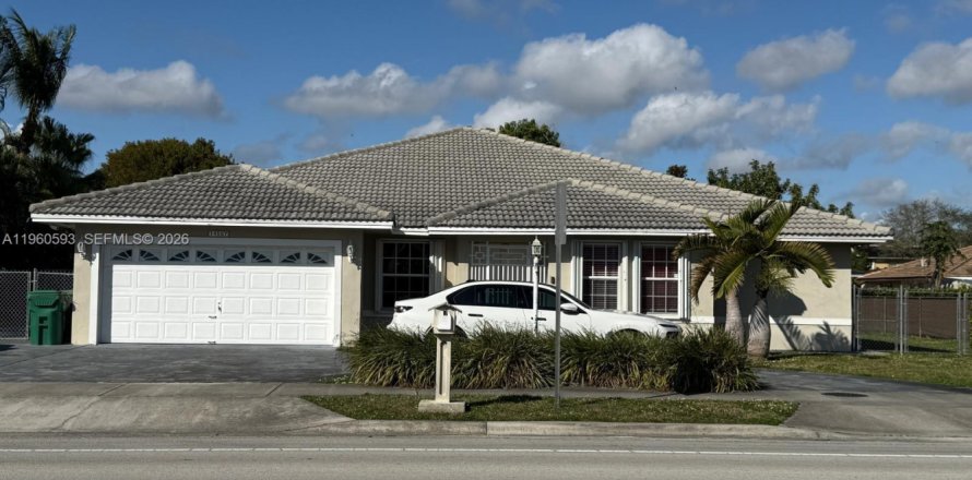 Casa en Miami, Florida 5 dormitorios, 291.71 m2 № 2027645