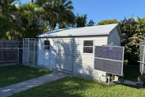 Casa en venta en Miami, Florida, 5 dormitorios, 291.71 m2 № 2027645 - foto 25