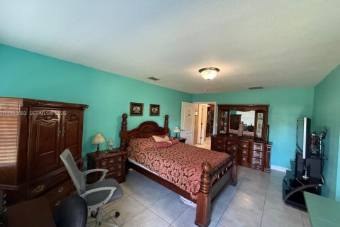 Casa en venta en Miami, Florida, 5 dormitorios, 291.71 m2 № 2027645 - foto 14