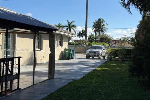Casa en venta en Miami, Florida, 5 dormitorios, 291.71 m2 № 2027645 - foto 26