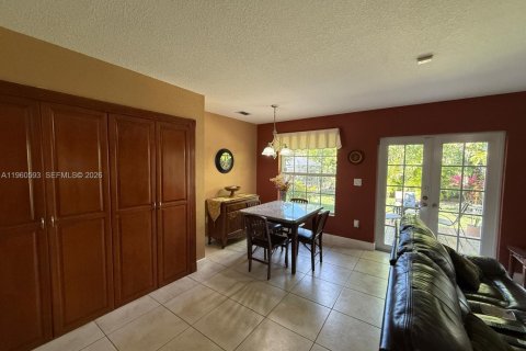 Casa en venta en Miami, Florida, 5 dormitorios, 291.71 m2 № 2027645 - foto 13