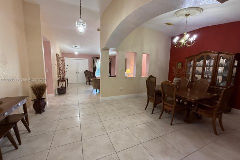 Casa en venta en Miami, Florida, 5 dormitorios, 291.71 m2 № 2027645 - foto 6