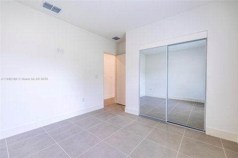 House in Palm Bay, Florida 3 bedrooms, 116.13 sq.m. № 1944472 - photo 21