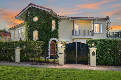 Casa en Tampa, Florida 6 dormitorios, 528.71 m2 № 2123898