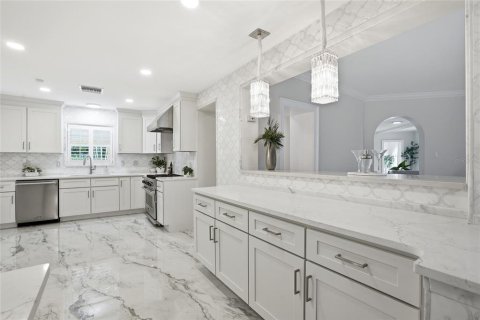Villa ou maison à vendre à Tampa, Floride: 6 chambres, 528.71 m2 № 2123898 - photo 18