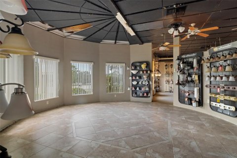 Commercial property in Spring Hill, Florida 419.55 sq.m. № 2339689 - photo 13