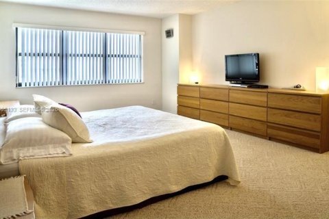 Condo in Lauderdale-by-the-Sea, Florida, 2 bedrooms  № 2069586 - photo 23