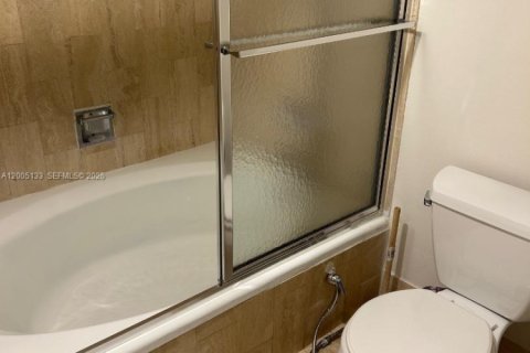 Condo in Lauderdale-by-the-Sea, Florida, 2 bedrooms  № 2069586 - photo 25