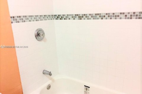 Condo in Palmetto Bay, Florida, 2 bedrooms  № 1991253 - photo 7