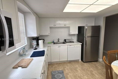 Apartment in Pompano Beach, Florida 2 bedrooms, 273.88 sq.m. № 2060346 - photo 4