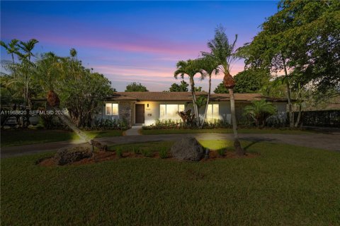 House in Palmetto Bay, Florida 4 bedrooms, 205.96 sq.m. № 2031837 - photo 2