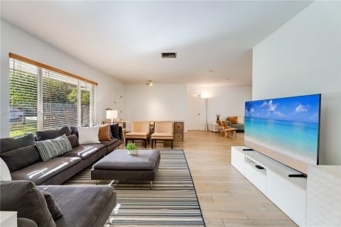 House in Palmetto Bay, Florida 4 bedrooms, 205.96 sq.m. № 2031837 - photo 16