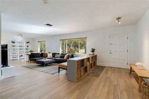 House in Palmetto Bay, Florida 4 bedrooms, 205.96 sq.m. № 2031837 - photo 13