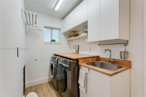 House in Palmetto Bay, Florida 4 bedrooms, 205.96 sq.m. № 2031837 - photo 30