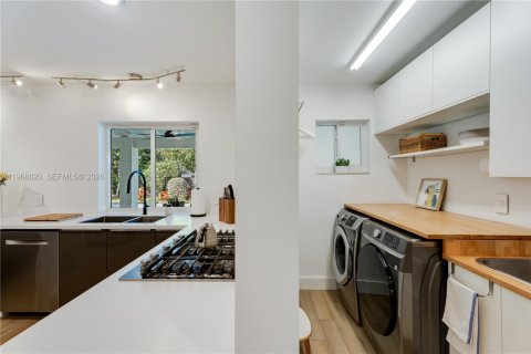 House in Palmetto Bay, Florida 4 bedrooms, 205.96 sq.m. № 2031837 - photo 29