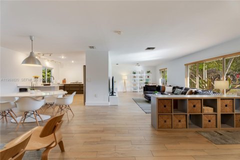 House in Palmetto Bay, Florida 4 bedrooms, 205.96 sq.m. № 2031837 - photo 15