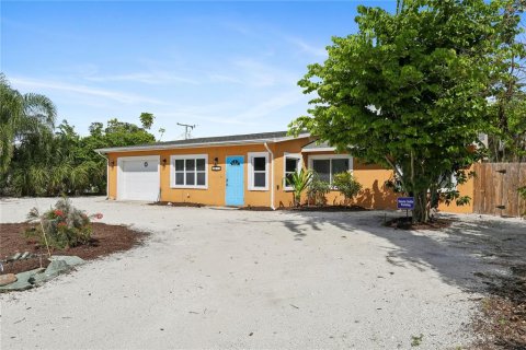 House in Sarasota, Florida 4 bedrooms, 242.57 sq.m. № 2394050