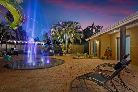 House in Sarasota, Florida 4 bedrooms, 242.57 sq.m. № 2394050 - photo 2