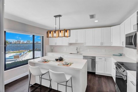 Снять в аренду виллу или дом в Майами, Флорида 6 спален, 320.14м2, № 2034700 - фото 10