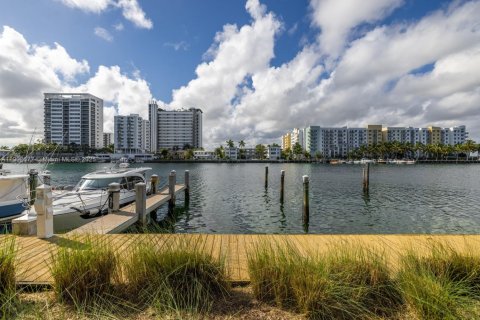 Condominio en alquiler en North Bay Village, Florida, 4 dormitorios, 231.88 m2 № 1953047 - foto 3