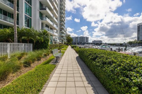 Condominio en alquiler en North Bay Village, Florida, 4 dormitorios, 231.88 m2 № 1953047 - foto 2