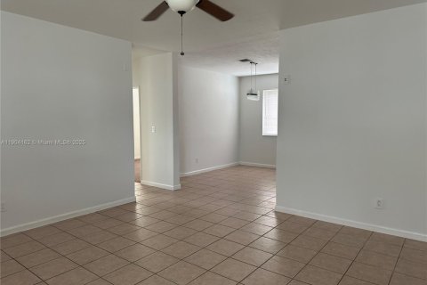 Casa en alquiler en Hollywood, Florida, 2 dormitorios, 83.61 m2 № 1956052 - foto 4
