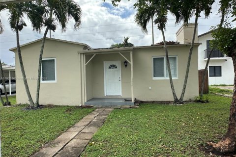 Casa en alquiler en Hollywood, Florida, 2 dormitorios, 83.61 m2 № 1956052 - foto 1