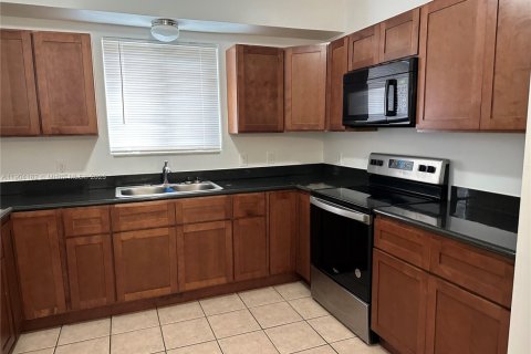 Casa en alquiler en Hollywood, Florida, 2 dormitorios, 83.61 m2 № 1956052 - foto 2