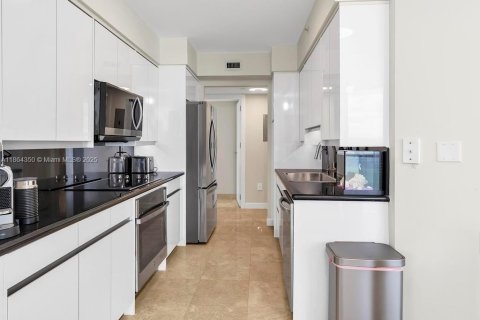Condo in Sunny Isles Beach, Florida, 2 bedrooms  № 1892646 - photo 18