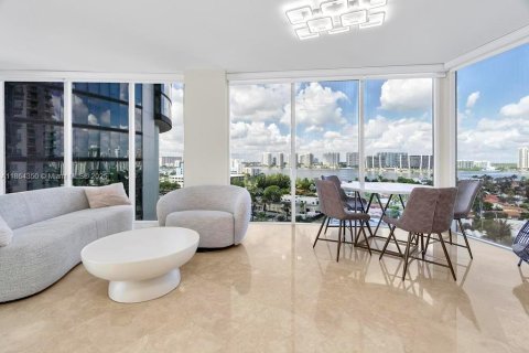 Condo in Sunny Isles Beach, Florida, 2 bedrooms  № 1892646 - photo 15