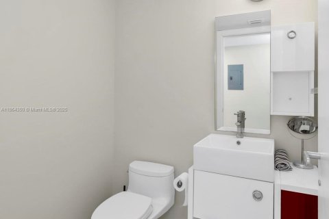 Condo in Sunny Isles Beach, Florida, 2 bedrooms  № 1892646 - photo 25
