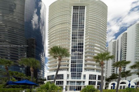 Condo in Sunny Isles Beach, Florida, 2 bedrooms  № 1892646 - photo 1