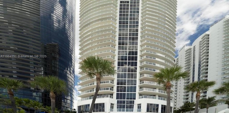 Condo in Sunny Isles Beach, Florida, 2 bedrooms  № 1892646