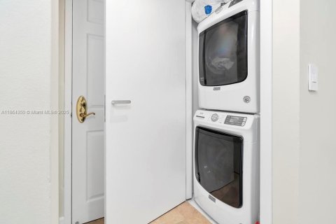 Condo in Sunny Isles Beach, Florida, 2 bedrooms  № 1892646 - photo 26