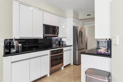 Condo in Sunny Isles Beach, Florida, 2 bedrooms  № 1892646 - photo 19
