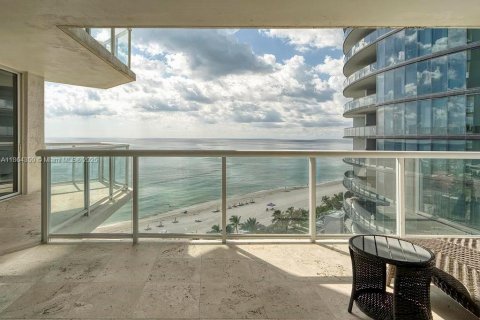 Condo in Sunny Isles Beach, Florida, 2 bedrooms  № 1892646 - photo 14