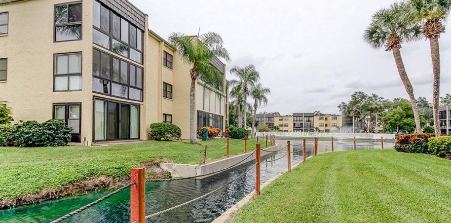 Condo in Largo, Florida, 2 bedrooms № 1614304
