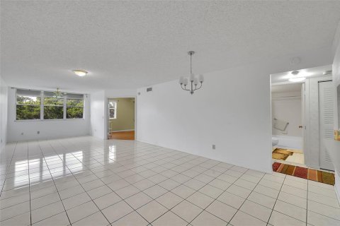 Condo in Sunrise, Florida, 2 bedrooms  № 2081657 - photo 4