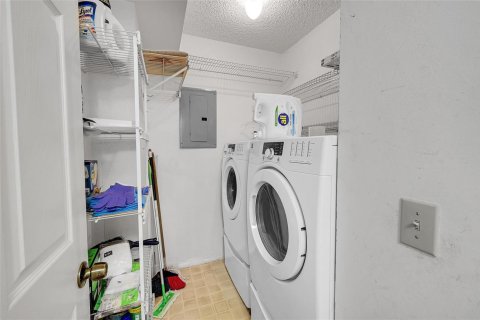 Condo in Sunrise, Florida, 2 bedrooms  № 2081657 - photo 13