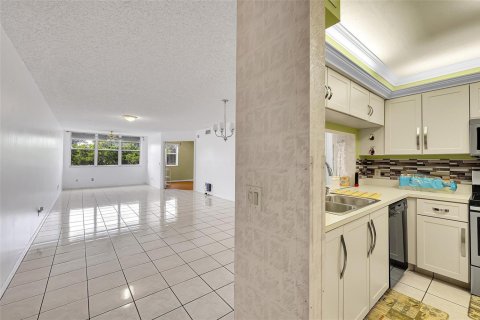 Condo in Sunrise, Florida, 2 bedrooms  № 2081657 - photo 3