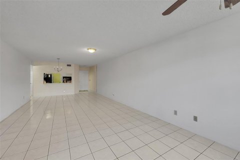 Condo in Sunrise, Florida, 2 bedrooms  № 2081657 - photo 7