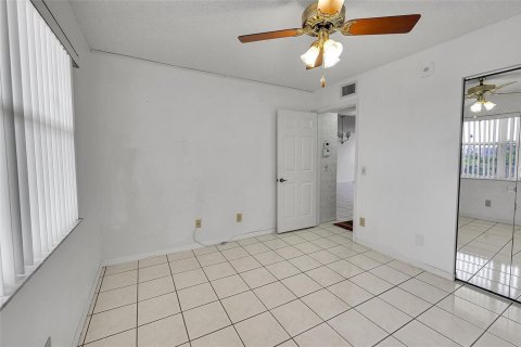 Condo in Sunrise, Florida, 2 bedrooms  № 2081657 - photo 16