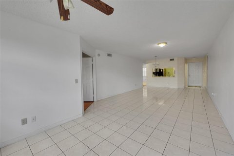 Condo in Sunrise, Florida, 2 bedrooms  № 2081657 - photo 5
