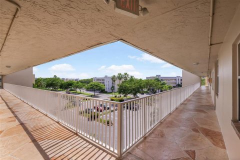 Condo in Sunrise, Florida, 2 bedrooms  № 2081657 - photo 23