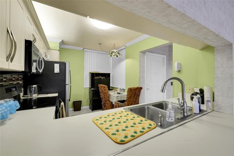 Condo in Sunrise, Florida, 2 bedrooms  № 2081657 - photo 17