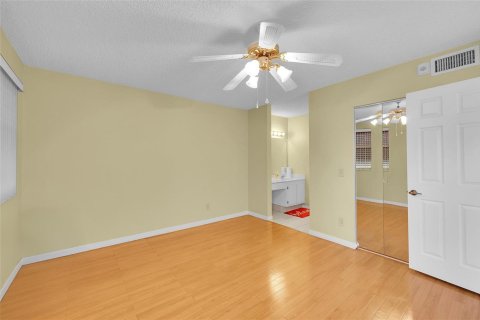 Condo in Sunrise, Florida, 2 bedrooms  № 2081657 - photo 9