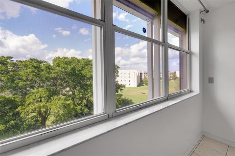 Condo in Sunrise, Florida, 2 bedrooms  № 2081657 - photo 6